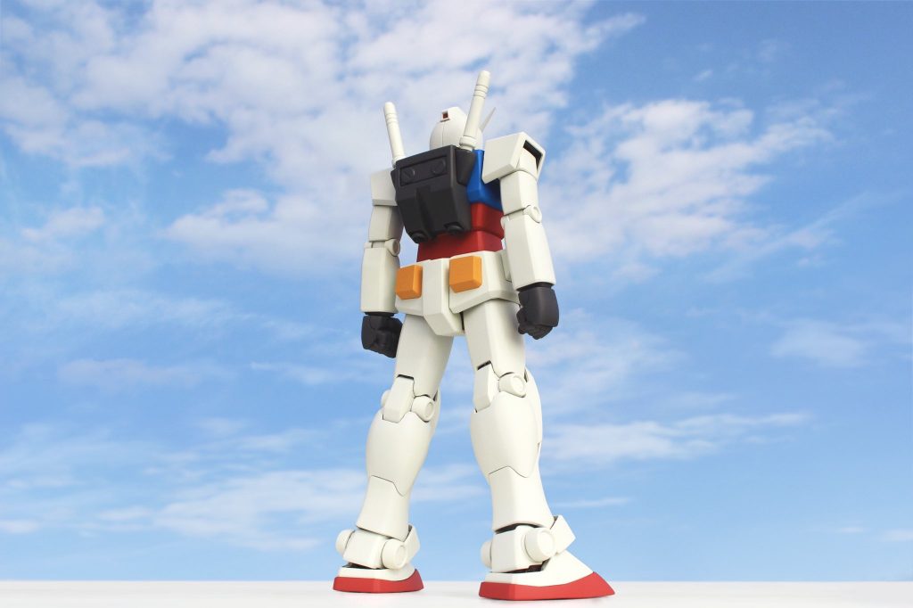 スリッパは爪先も上げず地面にベタ付きに。肘、膝の関節部はグレーではなく白に。メカニカルなモールドも埋めてつるんと。あくまでアニメ準拠です。