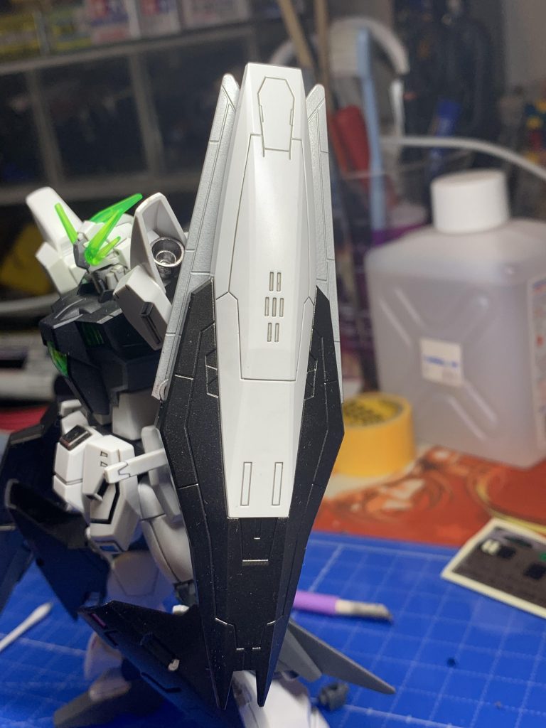 シールドの赤はシルバーにしてます。