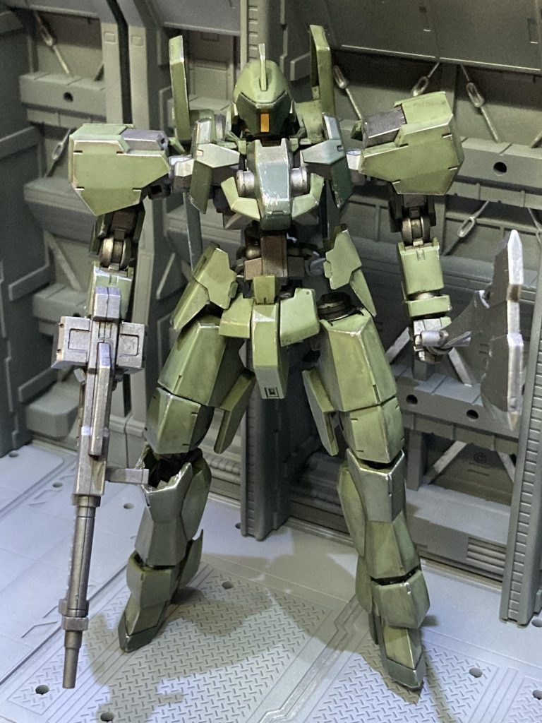 角の部分はエナメルのシルバーで色が禿げてる感じにしてみました。