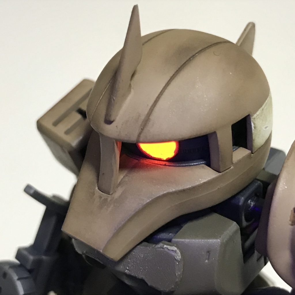 アンテナはシャアザクから移植しました。モノアイは蛍光レッドで塗り、ブラックライトで光ります。