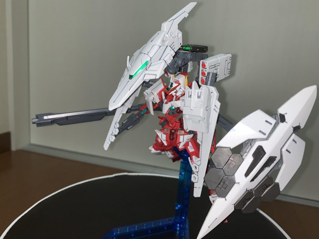 突然するアルビオン!バイザーは取り付け外し可能なので外しておきました。GNハイパーシールドがやっぱりかっこいいですね!