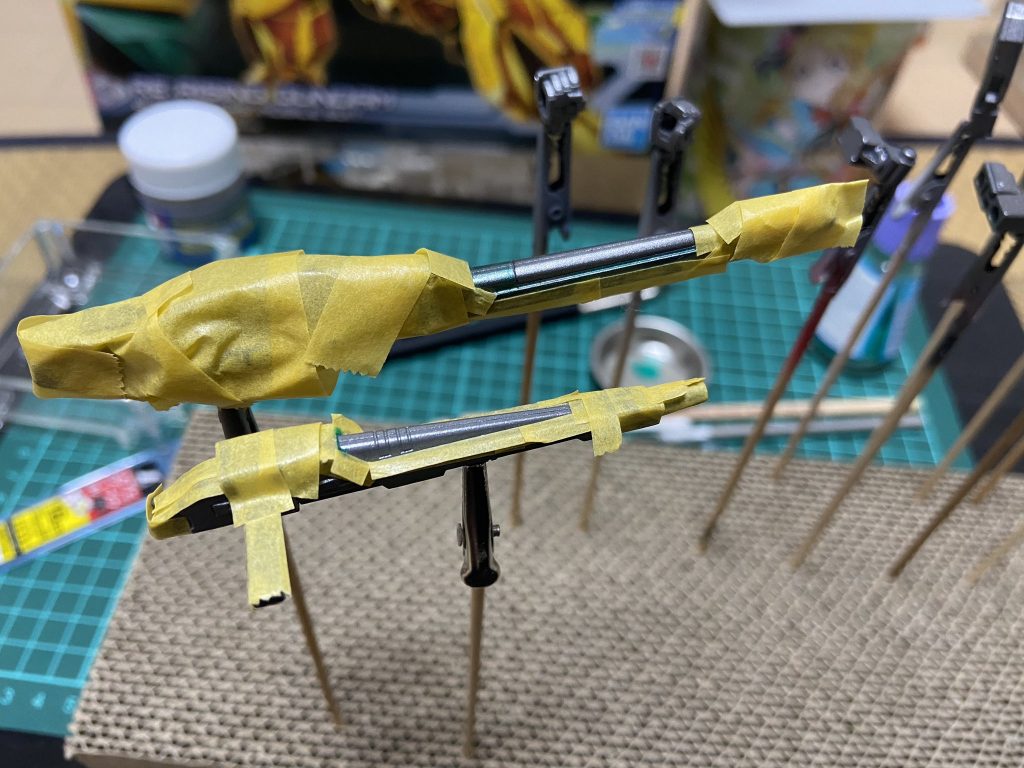 あまりマスキングが得意ではないのでここはゴールドが薄かったりメタリックブラックのバランスが悪くなったりと大変でしたが最終的には上手く仕上がりました。