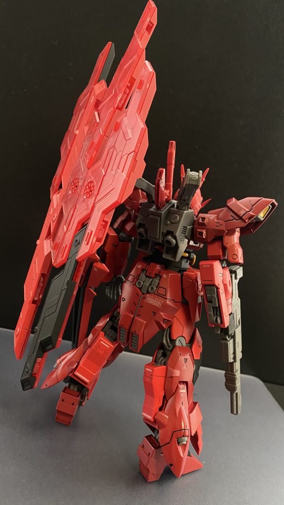 サイコプレートをライバル機である、ν-ガンダムのフィンファンネルのように配置。