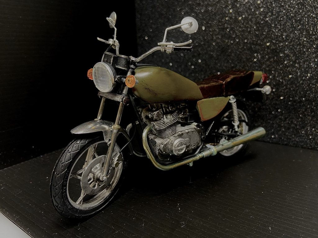 本体完成後、バイクも勢いで買ってしまいました!本当は公式バイクTS250が良かったのですが、同じスズキで形の似ているGS400Eで!結果、サイボーグが乗るには良い重厚感に。アオシマさんの旧キット、マジでエグい。。説明書もパーツ精度もざっくりすぎて位置が合わない!パーツは着きが悪い上に接着剤で砕ける!形になったのが奇跡です。一部説明書無視です。笑とはいえバイク模型、久しぶりに手を出しましたが楽しい✨今度はメインで作ろうかしら。