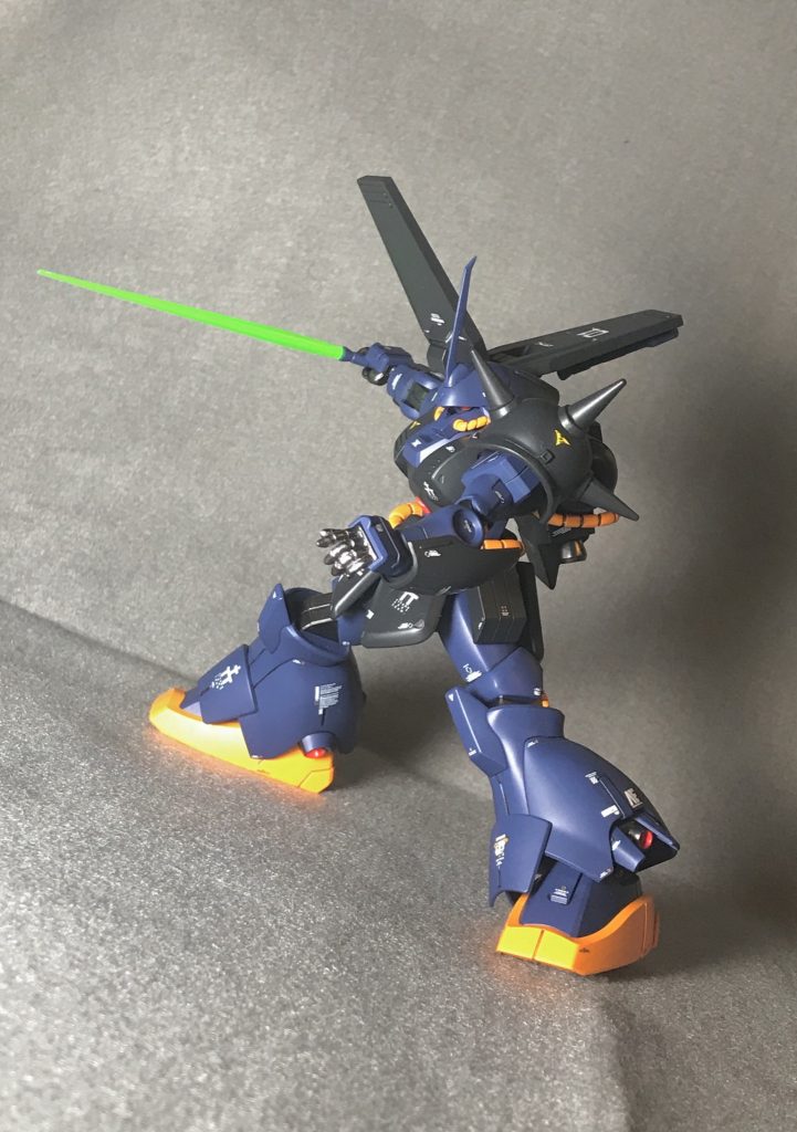 ビームサーベルビーム刃は別からの流用です。やはり、モノアイの可動によって表情が広がりますねを個人的には超絶可動するものよりも堅実にこれくらいの可動で立ちポーズがよく決まる方が好みだったり…