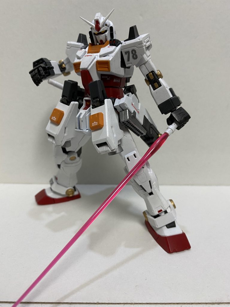 ビームサーベルは腰部プロペラントユニットに併設されており、使用時は前面に展開する。