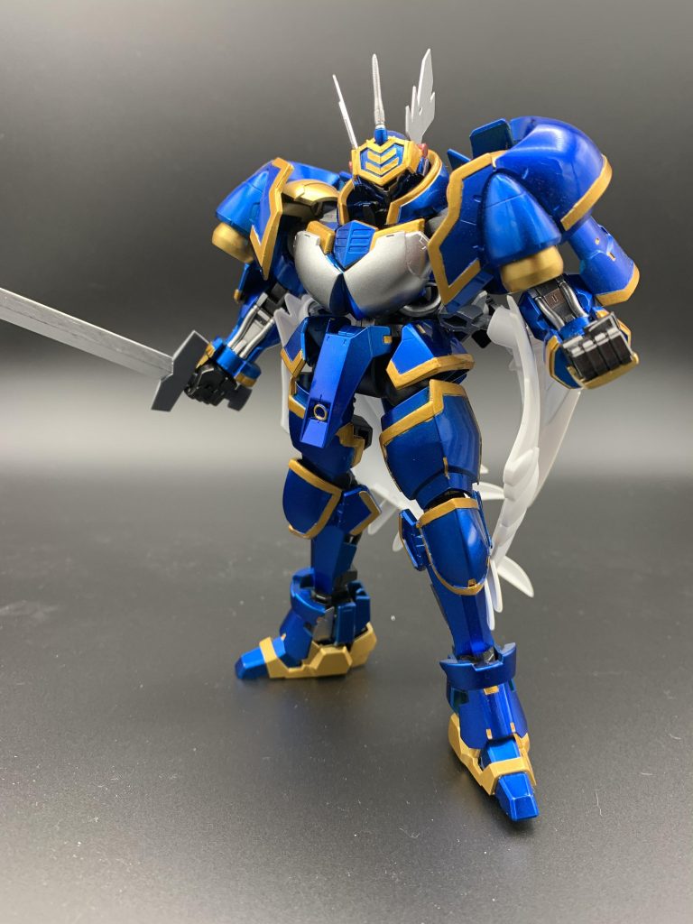 スタブラシルバーを下地にクリアブルーを重ねました。ゴールドはスタブラゴールドで筆塗り。