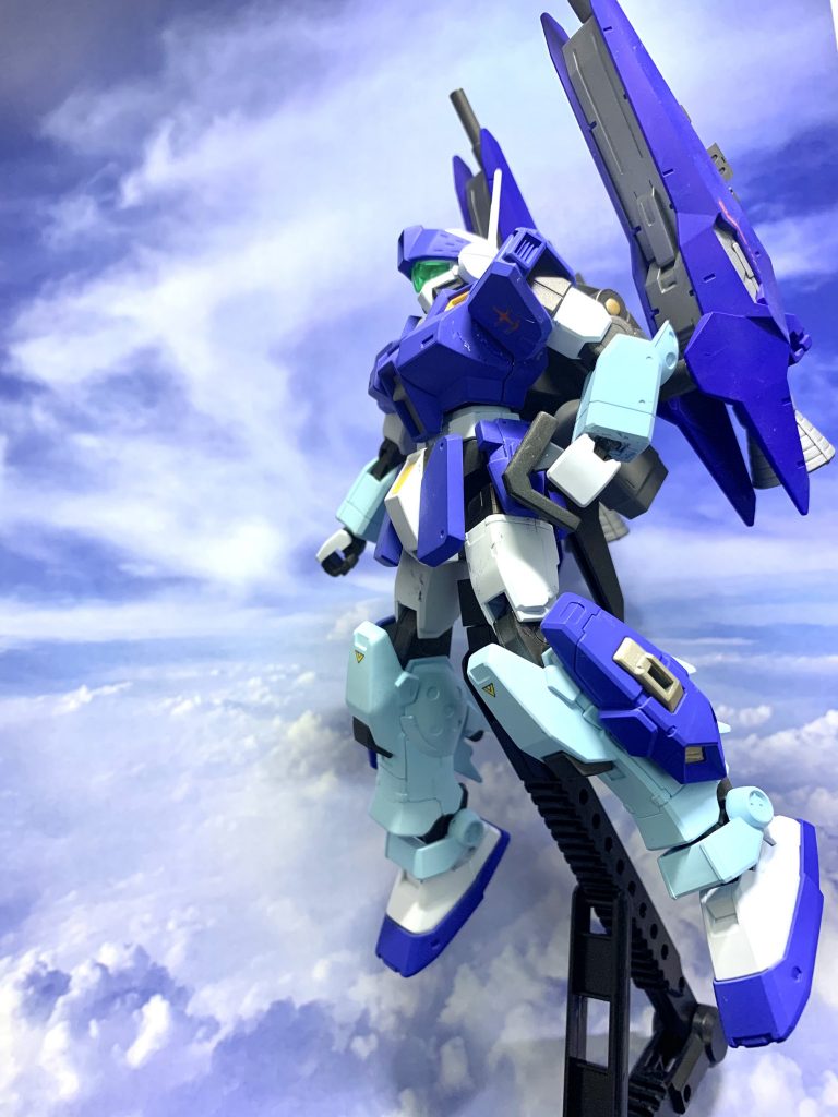 腰部アーマーには3mm穴のあるため、武器をホールドできる。30MMオプションパーツセットの腰アーマーを加工しています。