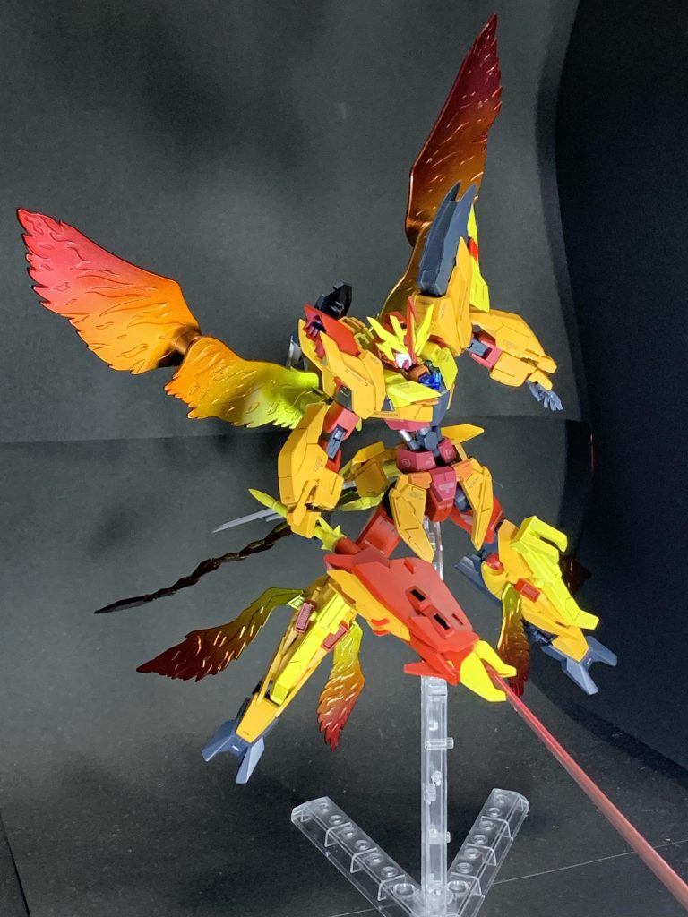 使用カラーはガイアノーツのシャインイエロー、ゴールデンイエロー、ブライトレッド、ミッドナイトブルー下地は本体がサーフェイサーホワイト翼がサーフェイサーブラック→スターライトシルバーを塗布し、クリアイエロー、オレンジ、レッドの順にグラデーション塗装しました。