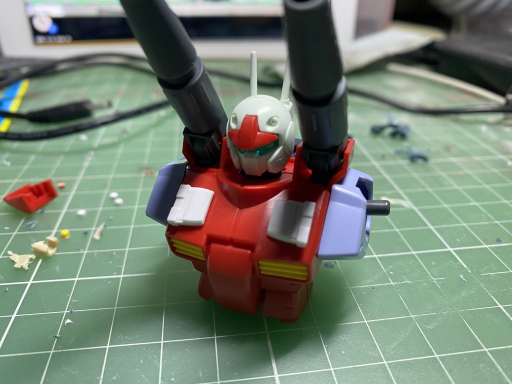 胸のアップリケはアストレイの手の甲。肩幅増しはジンクスⅢ。背中にはセラヴィーのジョイント部をそれぞれくっつけました。