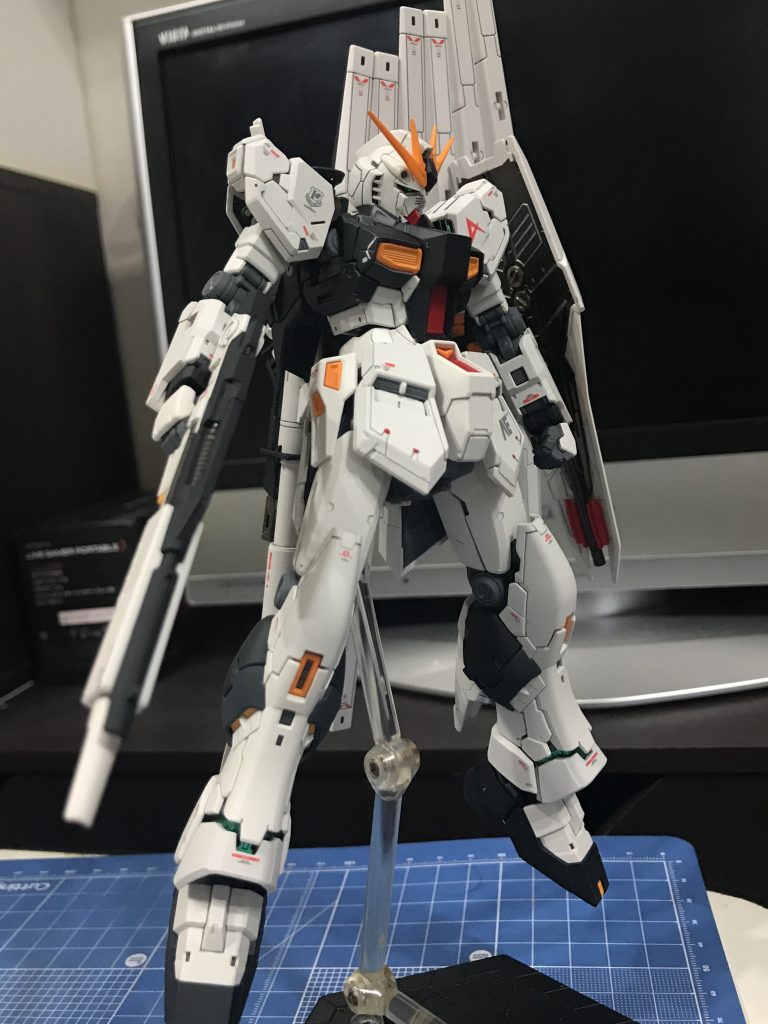 中の人。顔が幼い感じがしたのでアゴを前と下に0.3ミリ延長しています。今時のイメージ通りのイケメンフェイスになったと思っています！あとは腕が細すぎたので1ミリ幅増し。あとレッドポイントを少々。