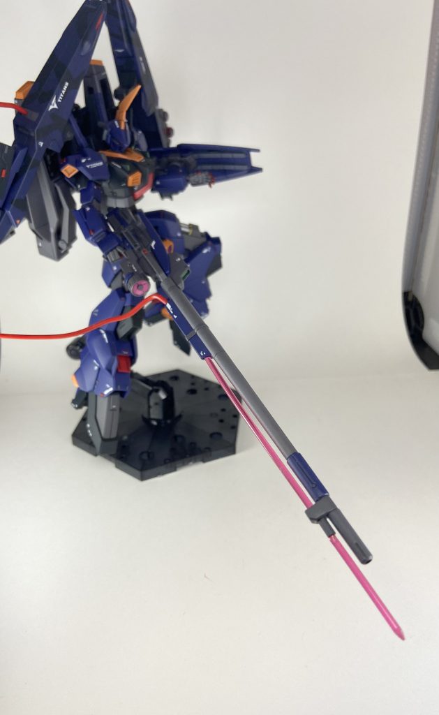 本機の主兵装、ロングライフル。大型照準器により敵レンジ外からの狙撃が主体となる戦法をとる。射撃時はGディフェンサーからエネルギーラインを直接引くことで、本体であるMark-II側に負荷がかからない仕様。またバレル下部にビーム発信器が内蔵され、サーベルへの切り替えなく白兵戦ではリーチを活かした突き、薙ぎ払いが可能。ロングライフルは元のままだと腕の可動を殺してしまっていたので、バレルを切断してシステムウェポンのライフル基部に接着してます。スーパーガンダムのロングライフルのイメージをのこすため、ライフルカバーの上側を残してます。