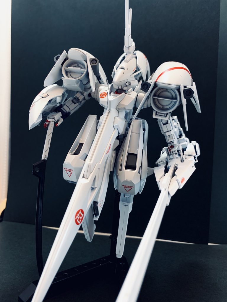 カラーリングは白基本なんですが、ちょっと寂しかったんでデカールで飾り付けてみました武装はカビ刃と弾体加速装置