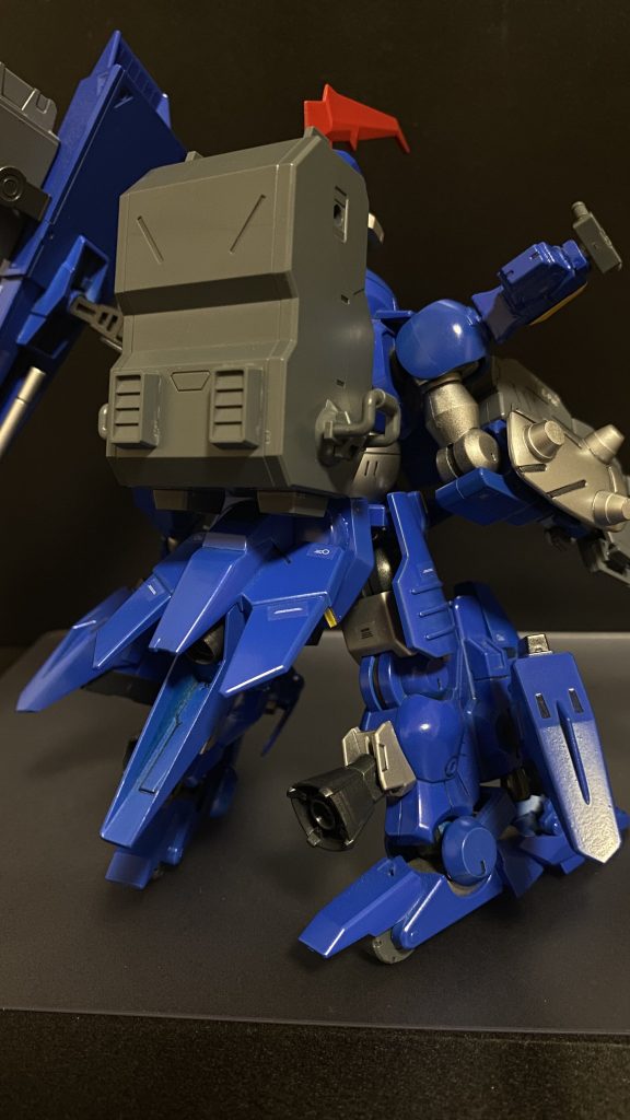 グリモア本体に対し、アンバランスとも言えるその両足には、脚部クローをオミット、その空いたスペースにジェネレーターを搭載している設定。その為、本機はグリモア本体の物も含め、三基のジェネレーターを持つ。