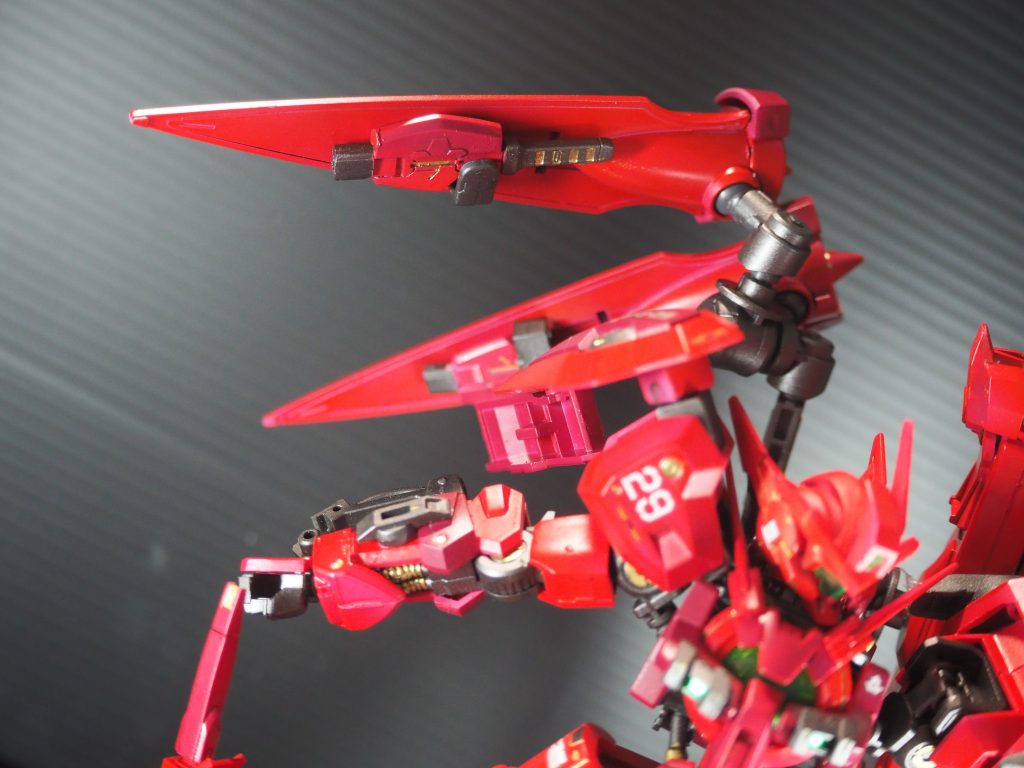 なるべくいたるところに装備を増やし、ギミックも取り入れて世界観に合わせた機体に仕上げれたと思います