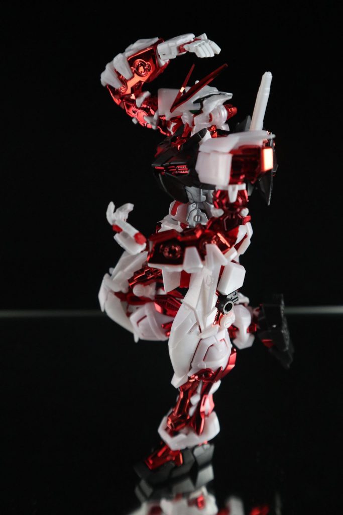 可動。めっちゃいい。以前天ハナ作った時は塗装後でコンテストに出すものだったのでびびってやりませんでしたが変なポーズもお手の物。息子のなのでぶっ壊したらどうしようとかヒヤヒヤするところはありました。アドバンスドジョイントはコーティング無いので通常可動と変わらないと思います。ポージングとか撮影の練習にはちょうどいいです。トップコート吹いてないと撮影難しい。