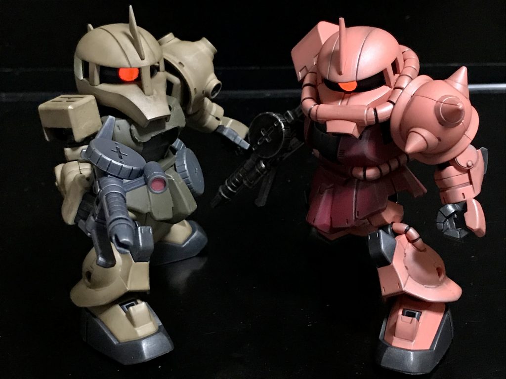 左が元シャアザクで、現在はトップ機です。二人は互いに会うことはなかったでしょうが、同じ時代を生きた隊長さんたちですね〜(^^)ちなみに以前作ったシャアザクは→ https://gumpla.jp/sd/530657それをトップ機にリメイクしたのは → https://gumpla.jp/sd/586190