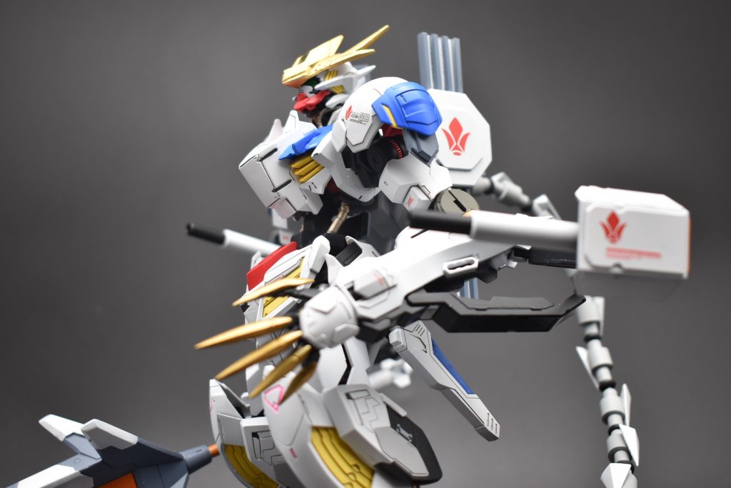 頭部アンテナ、手の爪は真鍮線と瞬着で延長して尖らせています。足の爪もプラ棒で延長して整形、鋭縁化しました。