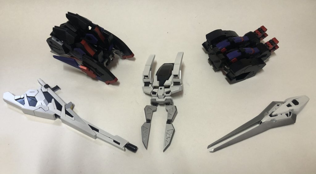 次は今回制作した各装備。前回ほぼ無加工だったTブースターは徹底的にエッジ出し、上部や指モールドの掘り直し等ディテールアップを行っています。黒部分は黒サフにディープメタリックブルーをのせてダークな印象に。Bブースターはほぼプラ板のみでスクラッチし、前回の反省を活かし中空にしつつ瞬着でなくスチロール接着剤を用いて強度を確保しながら重量は60%程に抑えることに成功しました。バイデント、ケラウノスは多少の加工のみで前回ほぼそのままです。