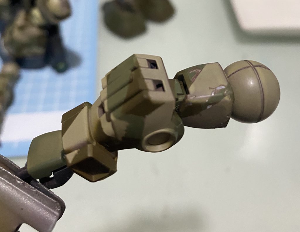 1層目シルバー、2層目艦底色、3層目から迷彩塗装を行っているので、薄め液を少しつけて拭き取ると擦れた感じの傷が出てきます!後々の為に!