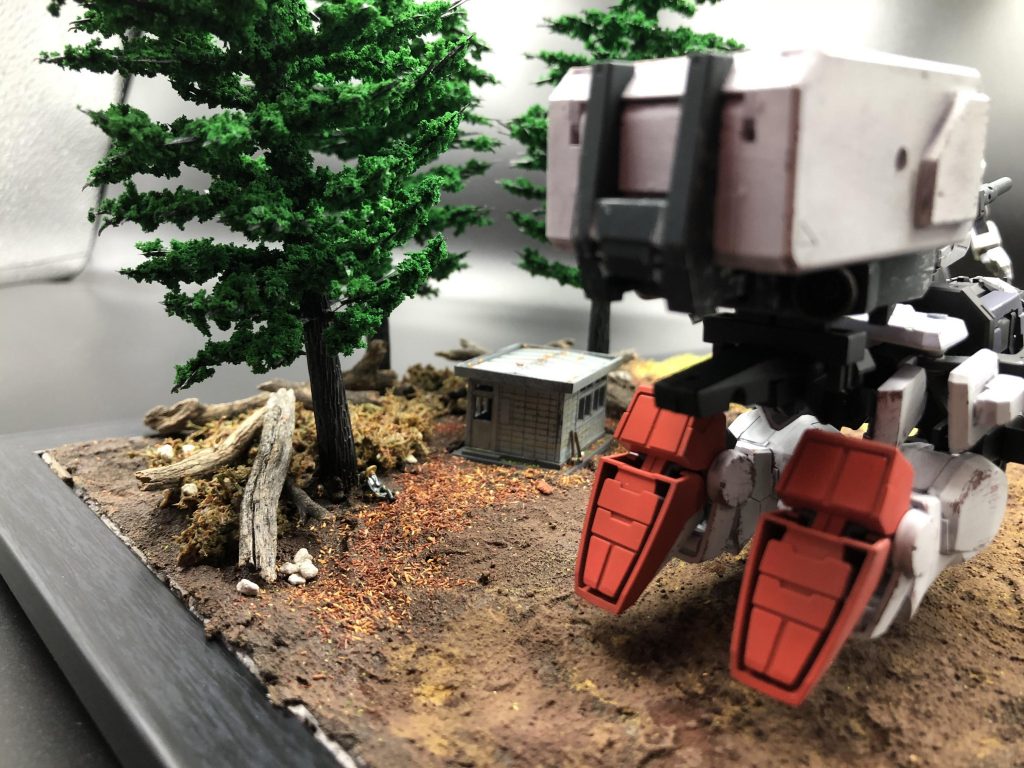 一仕事終えて木の下で休んでいる農家の人形を置いてみました。人形を置くだけでガンダムの大きさがとてもわかりやすいです。