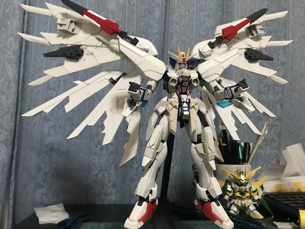 塗装前の状態、翼や肩などMGウイングゼロEW版をベースにプラ板によるスクラッチで作成しました