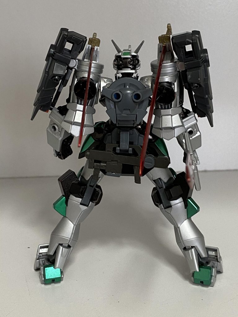 後ろに威嚇、牽制用のショートライフルを装備