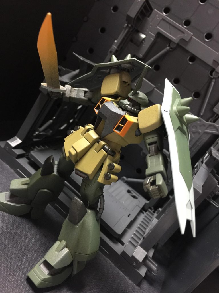 頑張ってポーズとってみても、精々このくらい。特に肘膝は全く動きませんので、写真に変化がありません。