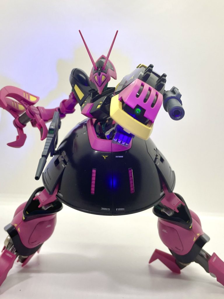 手持ちのガンダムデカール (Z/ZZ汎用、ブルーディスティニー汎用)を適当にあしらってます。本当は大判のティターンズエンブレムやロゴ、機体型式番号なんかを貼りたかったんですけどね。いいのがなくて…。デカール自作したい…