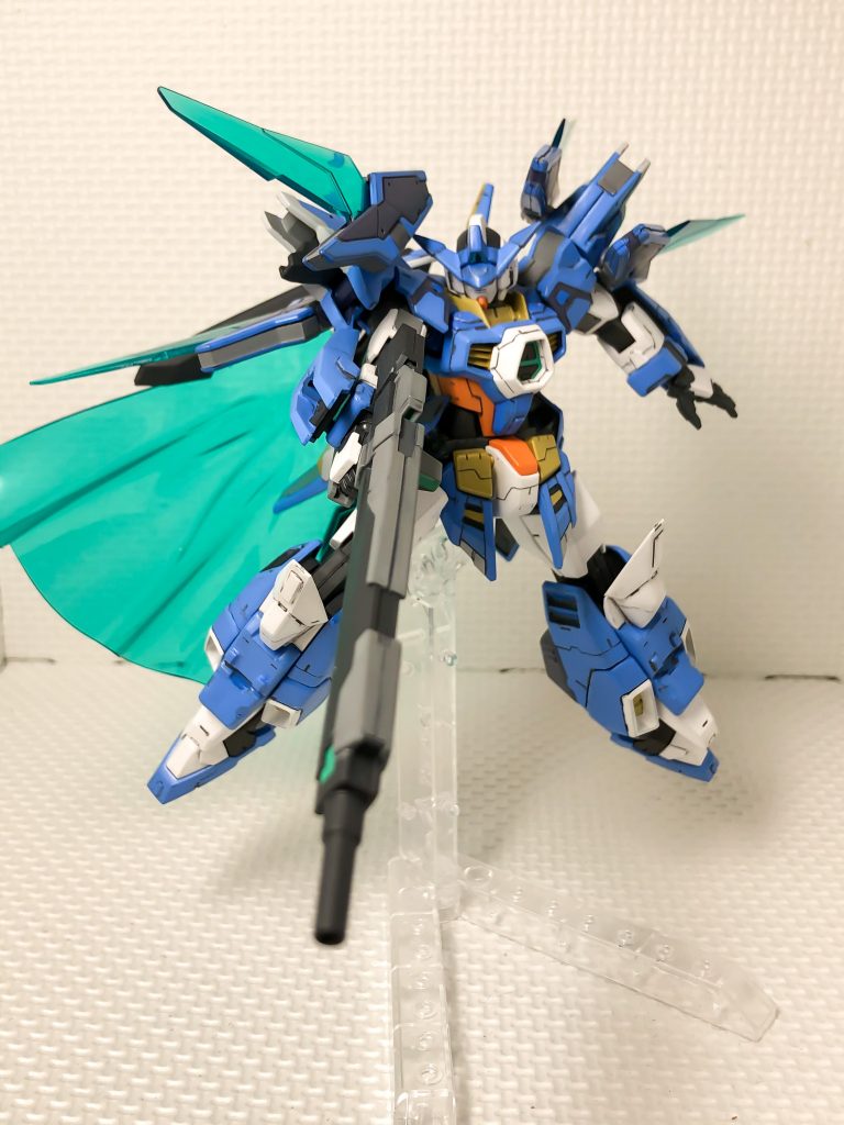 トライドッズライフルを構えさせました。背部のマントパーツも角度をつけやすいので躍動感のあるポージングがしやすかったです。エイジ1の顔パーツは、見る角度で印象が変わるのも面白いですね。