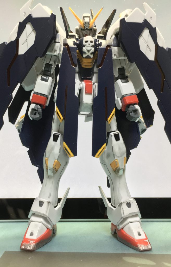 劇中初登場シーン風にカメラアイ以外のシール部分は、ガンダムマーカーで塗装しました。フルクロスの赤い部分が下地の影響でブラッドカラーになり、いい感じになったと思っています。