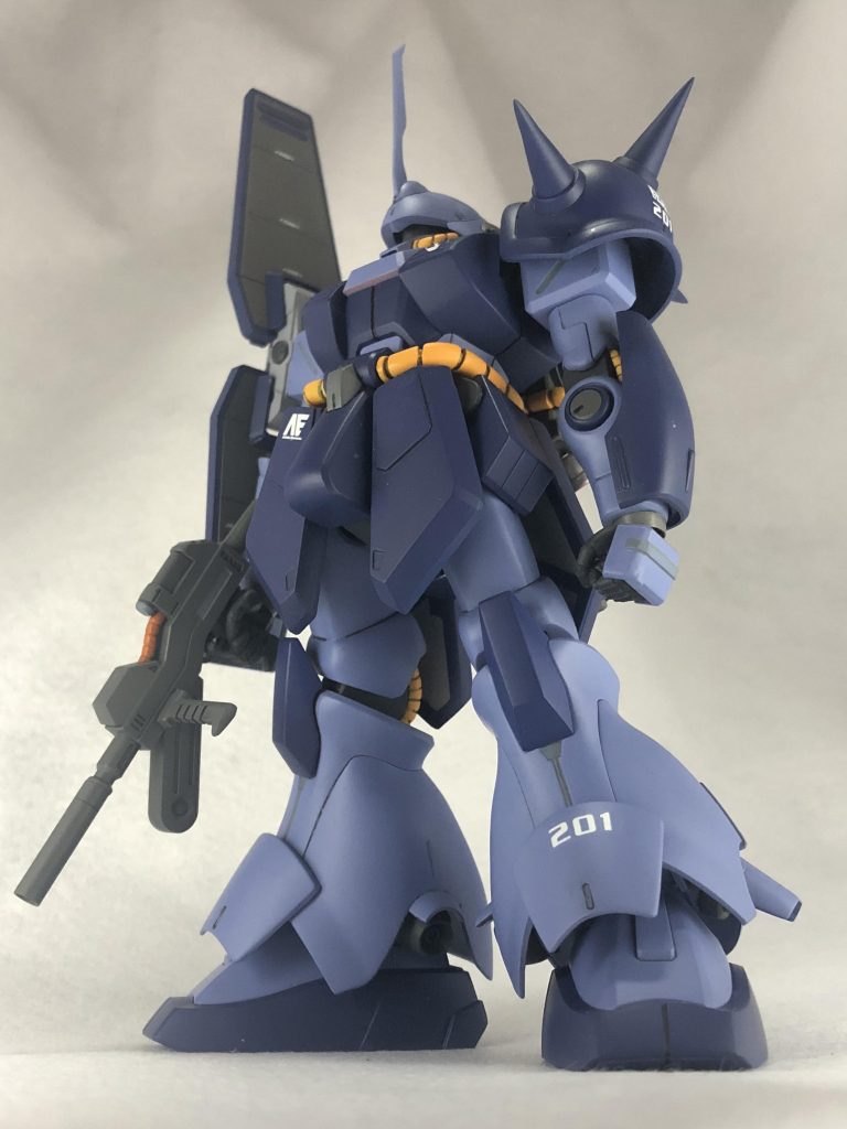 脚部の装甲のふちを薄く削っています。