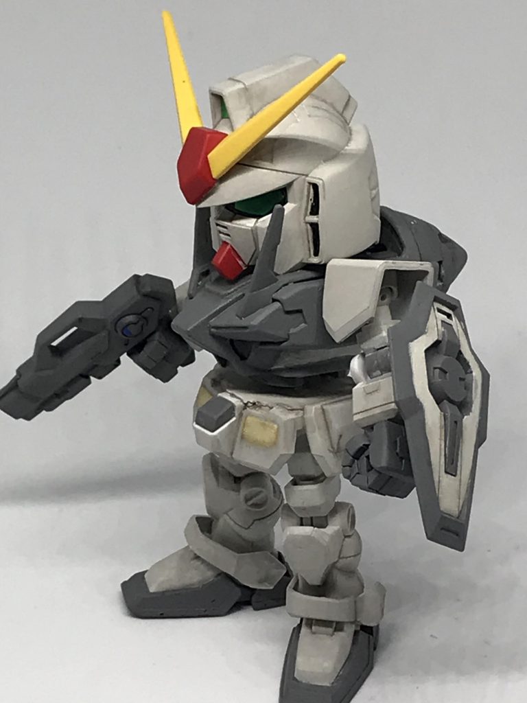 CSのガンダムの手足を使って頭身を延長。オマージュ機体からの流用だけあって、特に苦労無く改造できました。