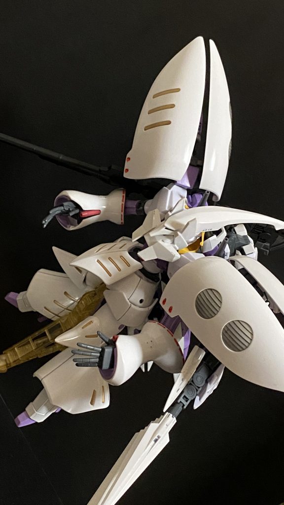 本機はキュベレイをベースにした、太陽炉搭載機。粒子の色は、薄紫色という設定。