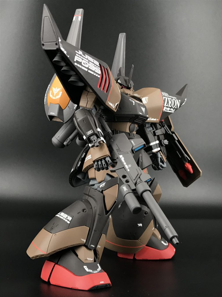 じつはわかりにくい改造ですけど、右腕のパーツをゲルググJやゲルググ マリーネみたいなビームマシンガンにしてます。ちょっと銃口が見えるようになってますね。