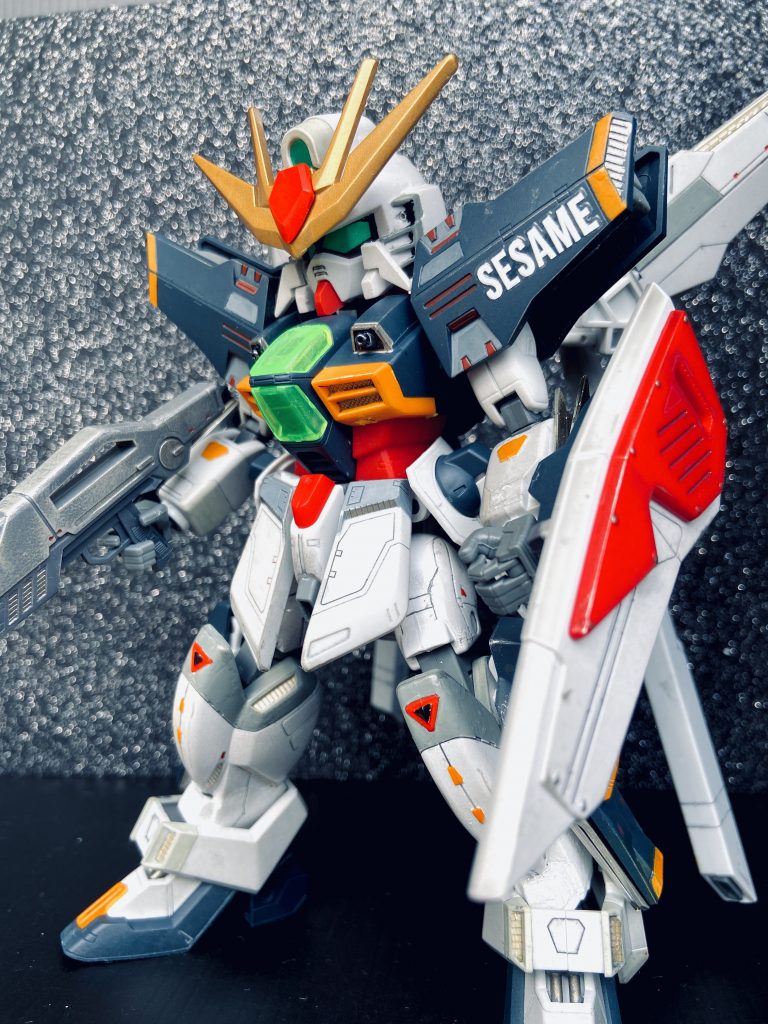 SSDXはセミSDダブルエックスの略です。最近の好みはもう少し背が低いのですが、過去作と身長合わせました。やってみたかったオレンジ部分塗装と、グレーを何パターンか入れるを実行してみました。全く意識はしてませんでしたが、結果的になんとなく、シスクードとかデスサイズ的になってます。笑肩のセサミはふざけです。意味はありません。笑