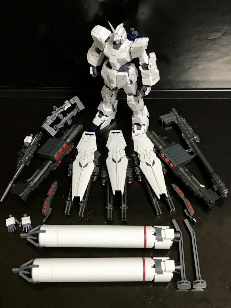 組み終えたところ。HGとはいえ、やはりたいへんでした〜。