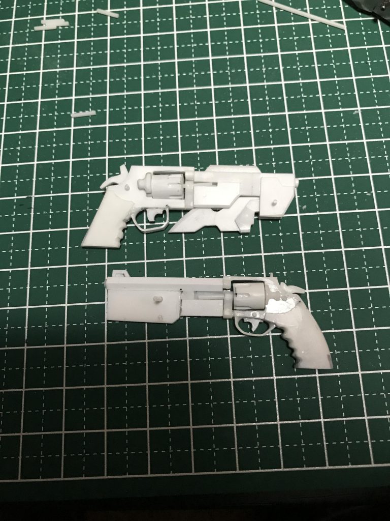 リボルバーはプラ板とプラ棒で作っています。