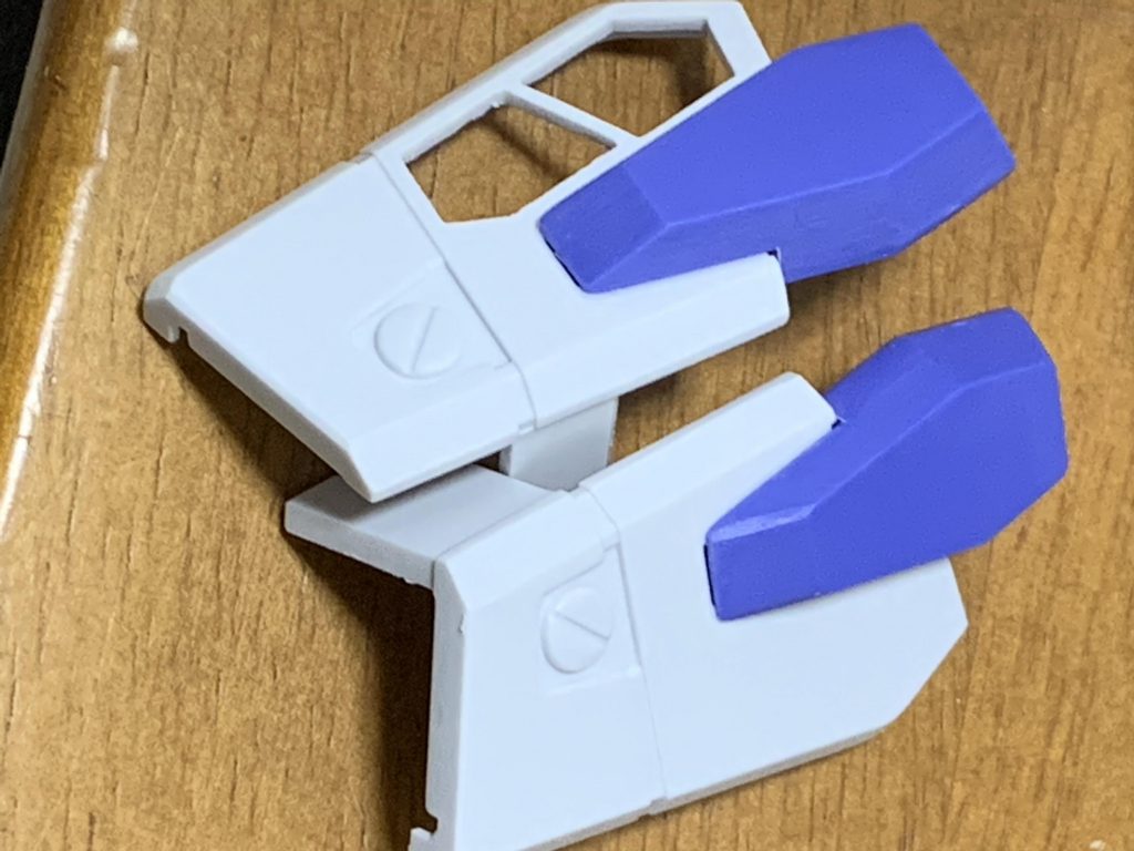 くり抜く前とくり抜いた後です!これを左右2パーツ、合計4パーツしたのでかなり時間もかかったし大変でした、、、メッシュパーツは塗装が終わってから取り付けています