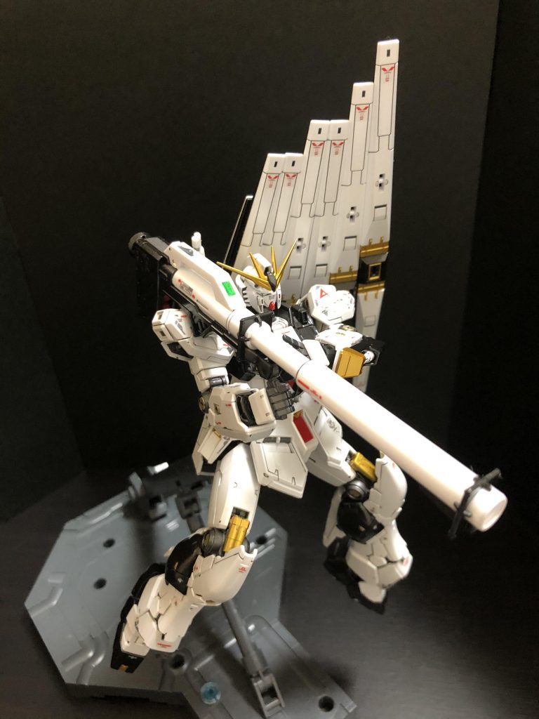 ニュー・ハイパー・バズーカ:νガンダム 用口径280mm実体弾兵装。バックパックに懸架した状態でも使用出来る他、有線制御で分離しても発射可能