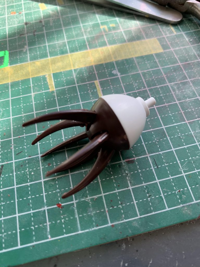 爪はたまたま手に入った旧1／144から移植し、可動式にしました。写真にはありませんが、バックパックにバーニアを追加、モノアイをHアイズにし裏にラビテープ貼って光を反射できるようにしました。他にキットではシール再現だった、ダクトとVの字はプラ板で作りました。