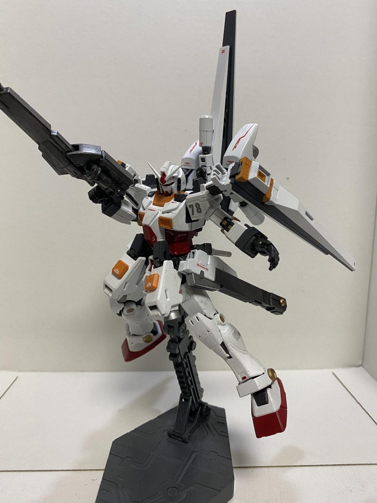 ファンネルユニット装備型。ファンネルはフィンファンネル型のマザーファンネルにサザビーと同型のファンネルがチルドファンネルとして併設されている。