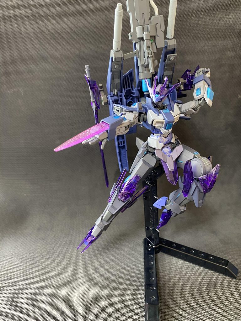 砲撃戦寄りかつメイン兵装の高エネルギーライフルが取り回し重めなので、近接戦闘へ持ち込まれた時のために腕部ビームサーベルやバックパックから自在に引き抜けるビームパルチザンなど小回りの効く武装を揃えています。