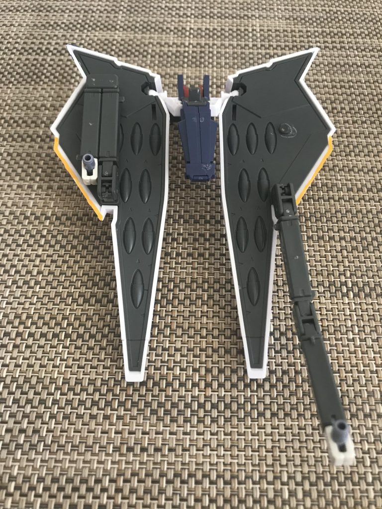 隠し腕の展開・収納状態です。ミサイルに被ってますがファンネルだから問題ないと思ってます（笑）。 