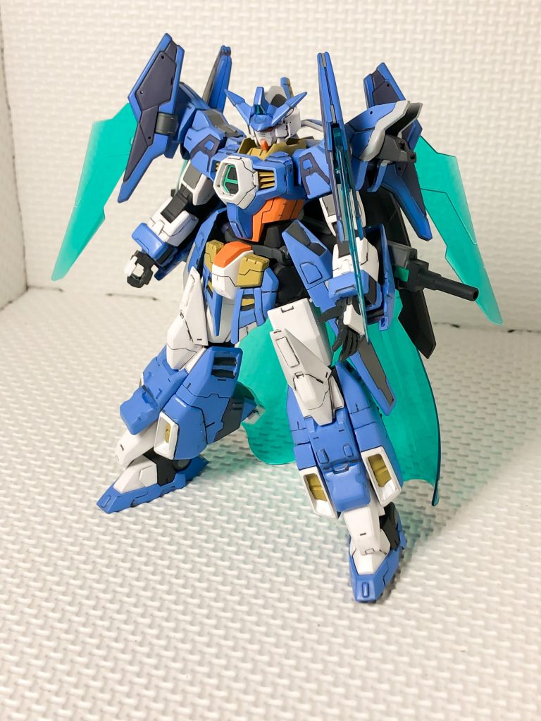 俯瞰図です。元々のダークブルーも合っていると思ったのですが、頭部がエイジ1だったので明るめの色の方が良さそうだなと思って今回色を変えてみました。単純に色を変えるだけだとメリハリが無さそうだったので、元の配色も生かしつつ、スラスター周りなどに白系を入れたりしてみました。