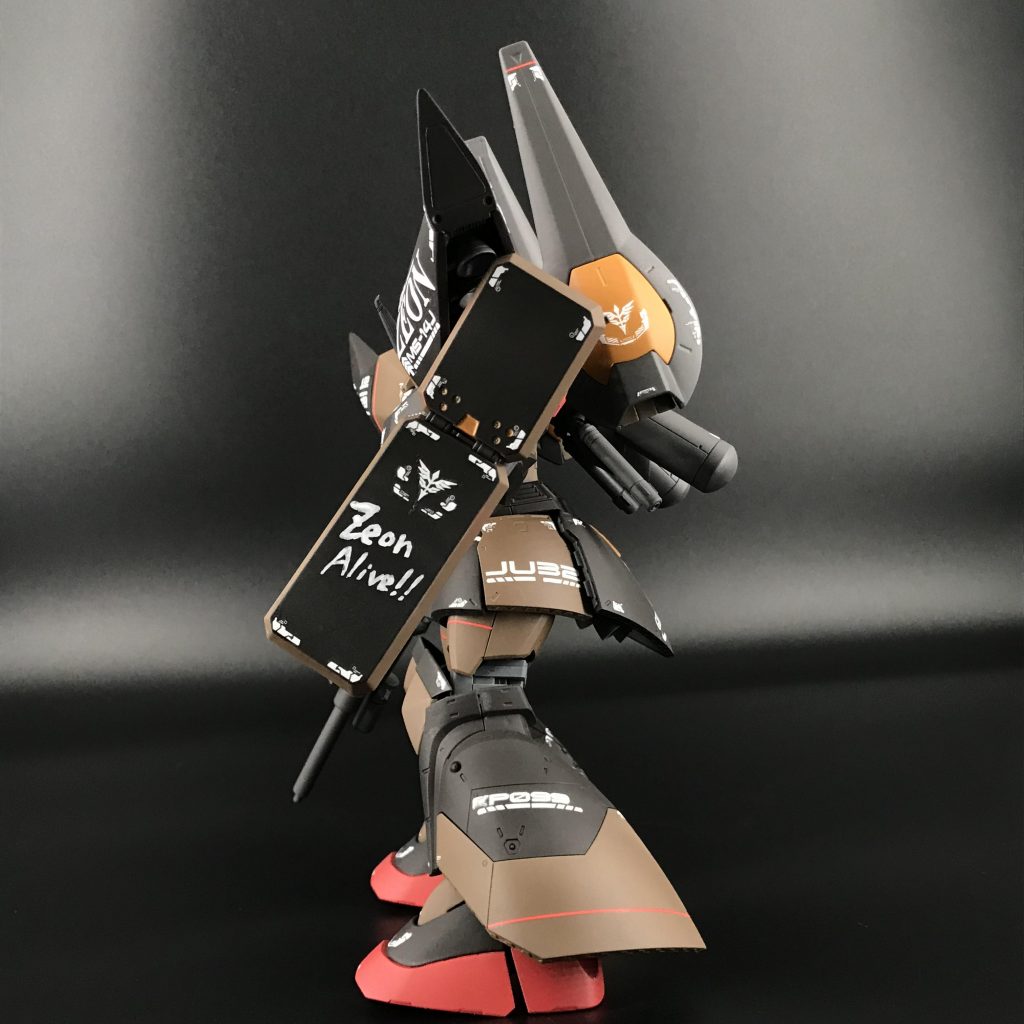 個人的にはジークジオン!よりジオン アライブ!!をよく書きがちですね〜エナメル塗料で何回か頑張って書き直しました(笑)