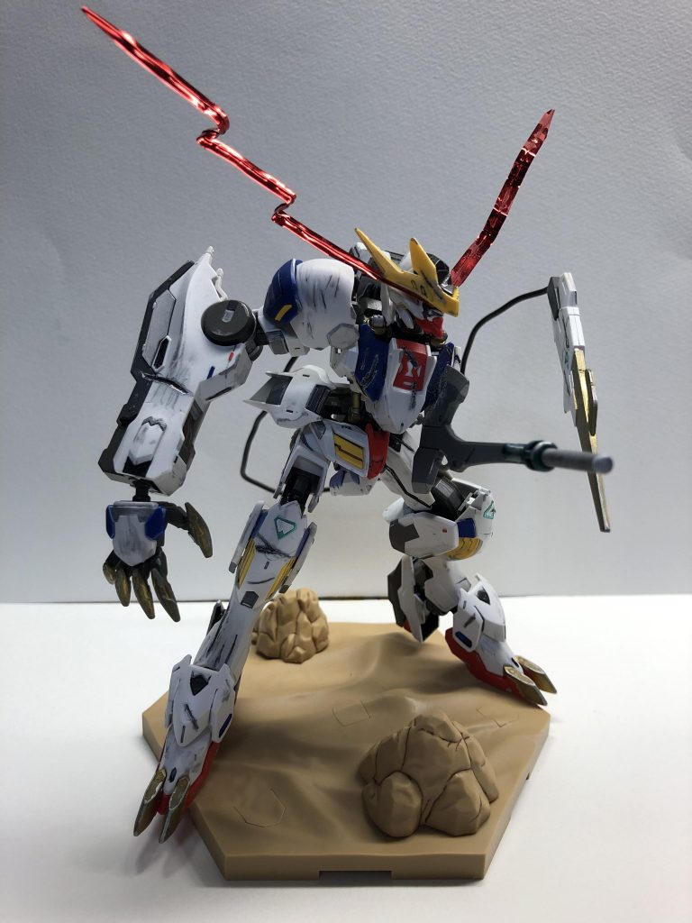 顔に鉄血の漫画の表紙を真似た口の様な傷を入れてみました。ツインカメラの奇跡は100均のメタリックタイを使っています。