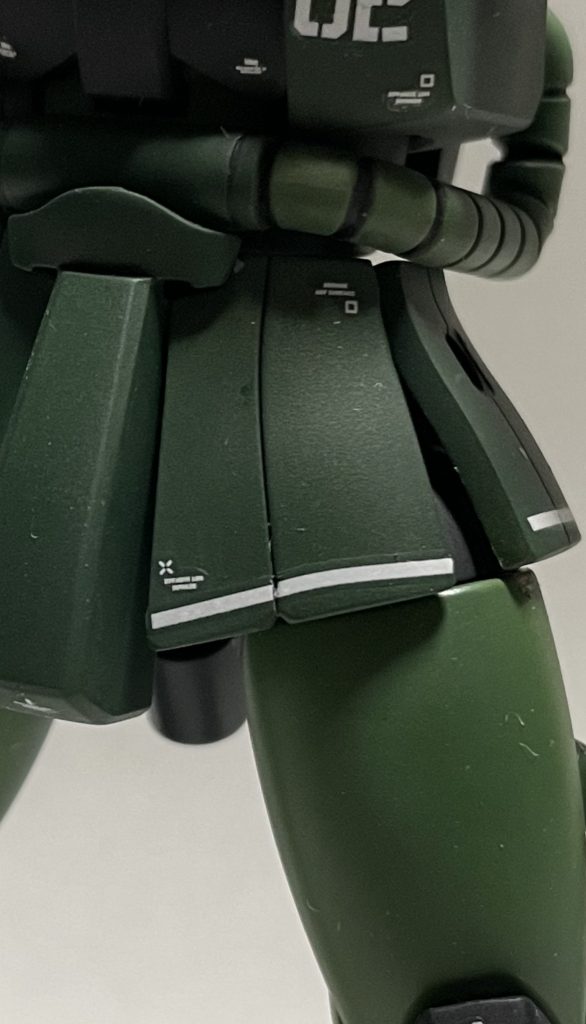 脛とスカートのラインデカールもオリジン版の物をサイズや形状の違いを何とか辻褄を合わせてます。