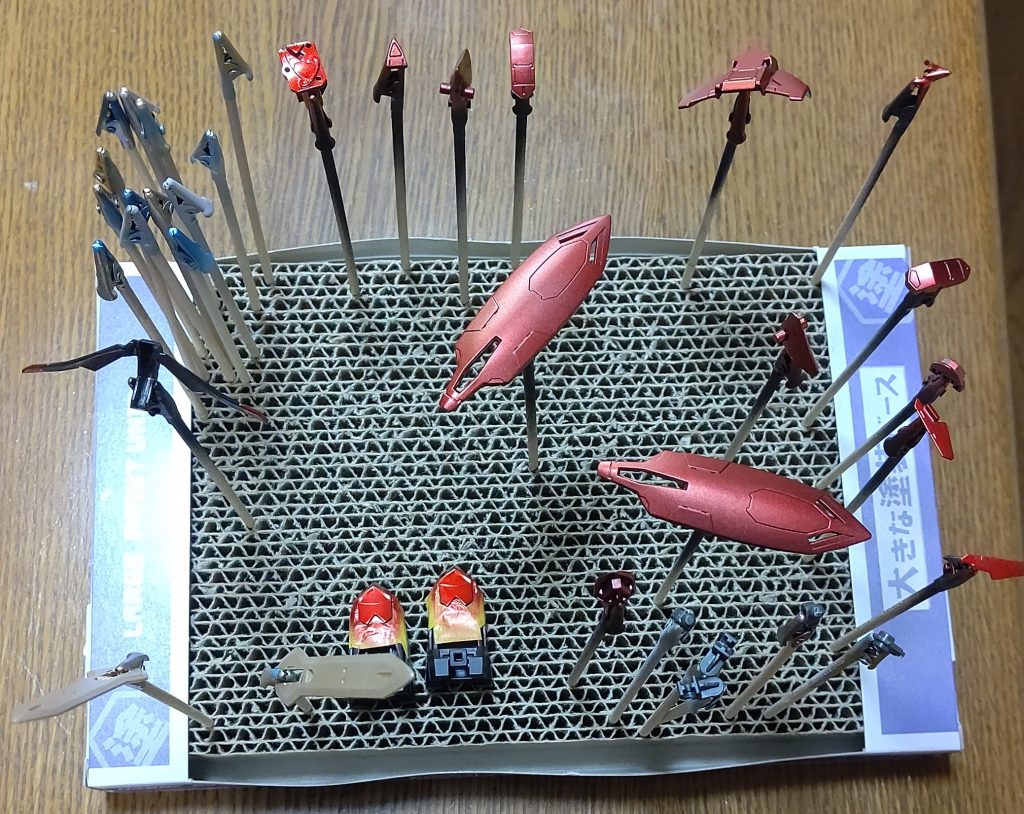 元々青のパーツを赤に。ソードは刃だけ金を上から塗装。使用したのはガンダムマーカーエアブラシシステム。手塗りよりやっぱり綺麗に出ますね。以上、フルメカニクスのバエルでした!