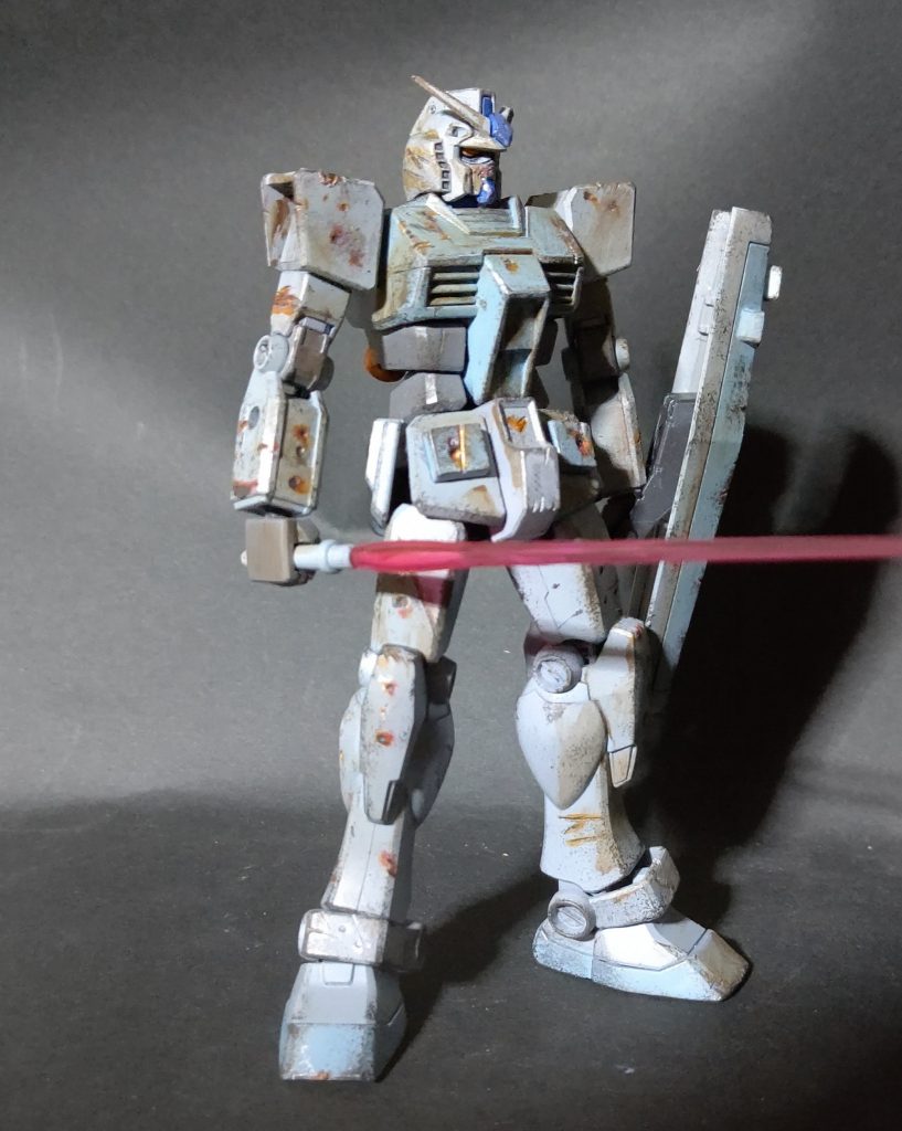 G-3ガンダムはガンプラくじのEG1/144ガンダムを塗装し、ピンバイス、やノコ、目立てヤスリを使い傷を付け更に汚しました。盾は旧HGジムから、ビームサーベルはこの写真ではHGオリジンガンダムより拝借。